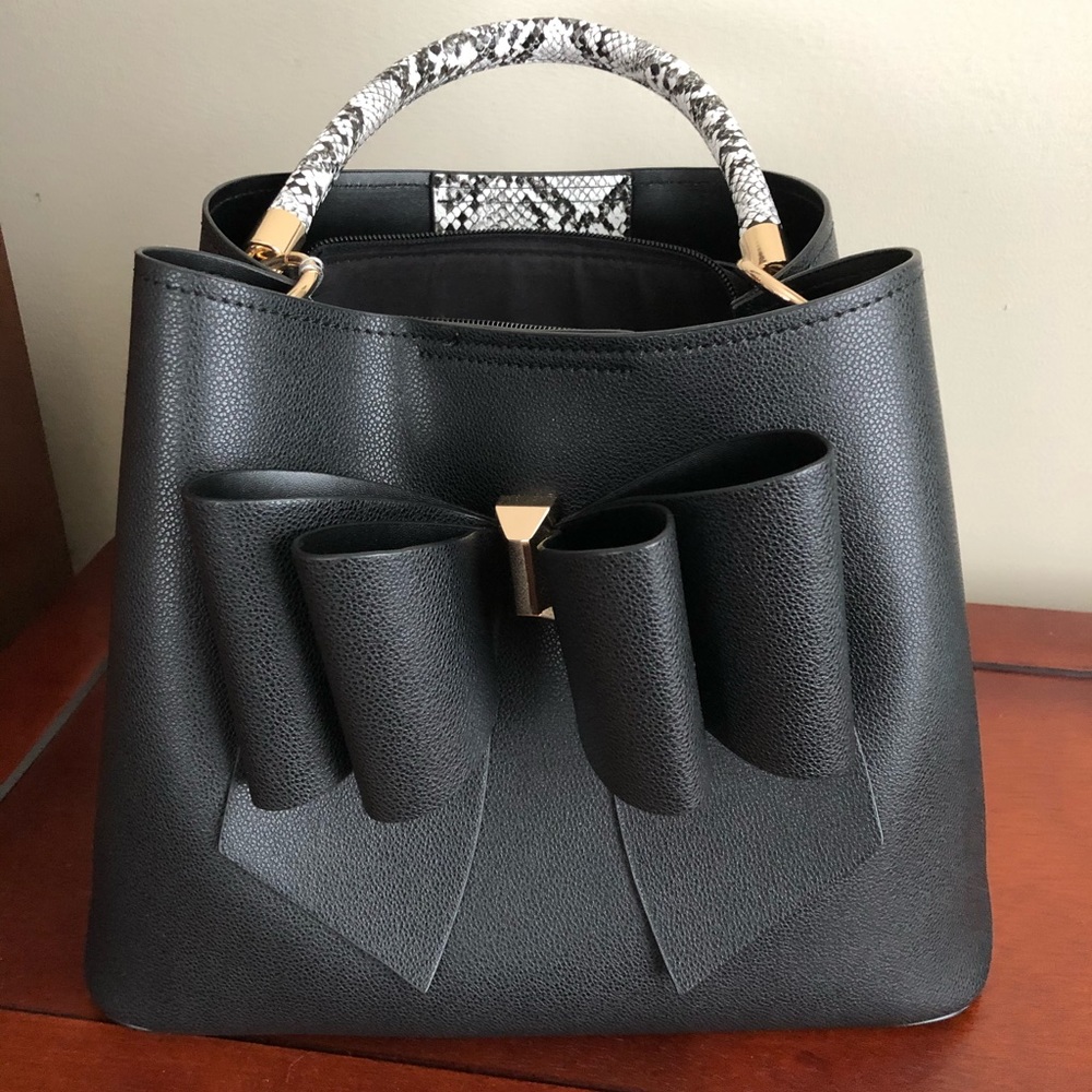 Black handbag with bow detail.🎀